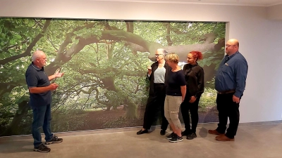 Fotograf Bernhard Loewa (v.li.), Marion Kramer und Monka Ahrendt, Förderverein, sowie Nuray Rüder und Hendrik Harms für das Hotel. (Foto: gk)