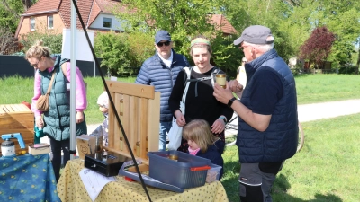 Gefragt: Der Imkerverein informiert über die Imkerei und gibt Honigproben aus.  (Foto: gi)