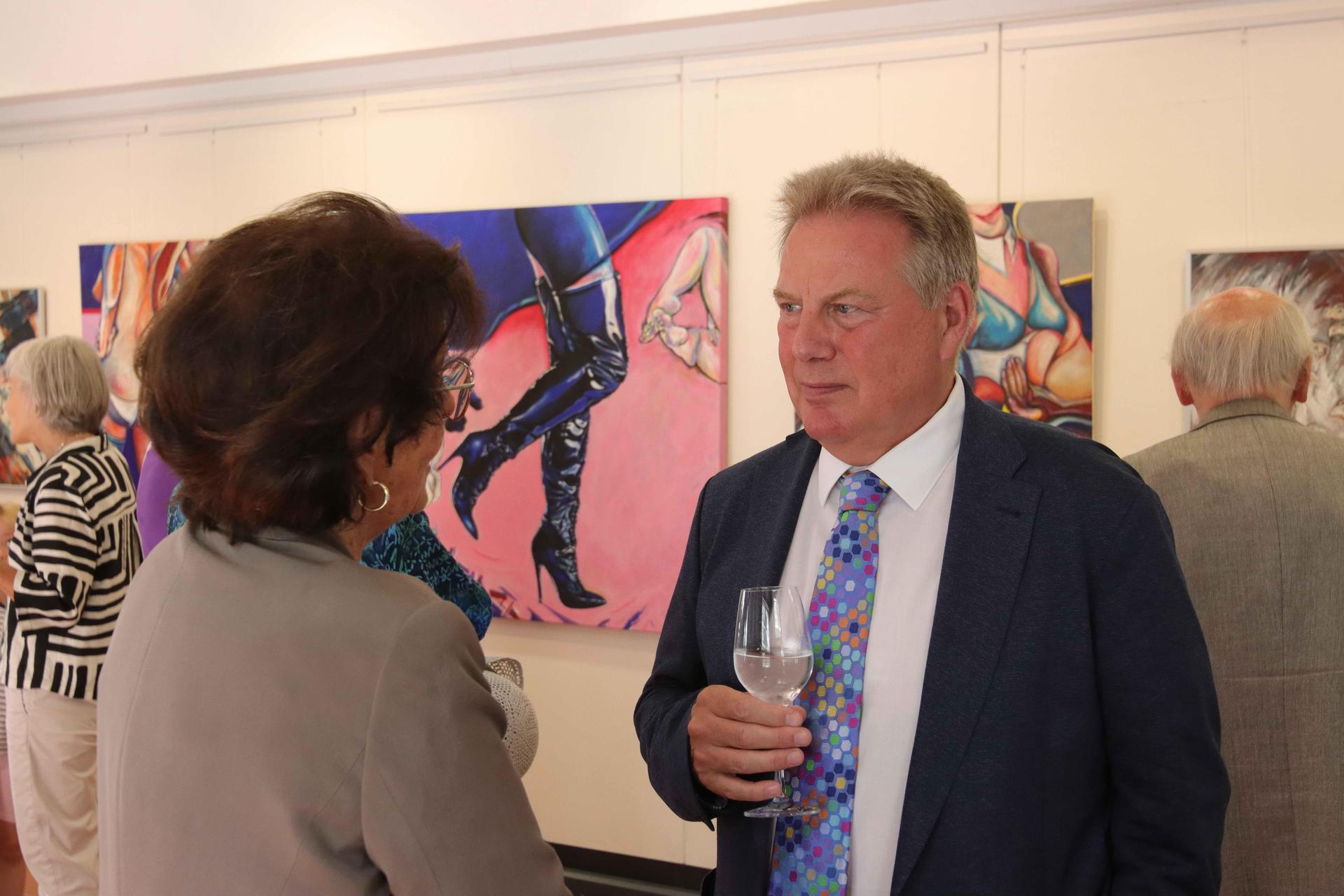 In Gesprächen: Der 2. Vorsitzende des Kunstvereins, Jobst Heizmann. (Foto: tau)