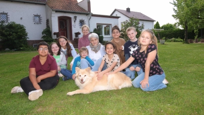 Im Garten des Horthauses: Die Kinder zusammen mit Maxis-Mitarbeiterin Simone Albrecht und Hortleiterin Agata De Salvo Lubs in der Mitte. (Foto: tau)