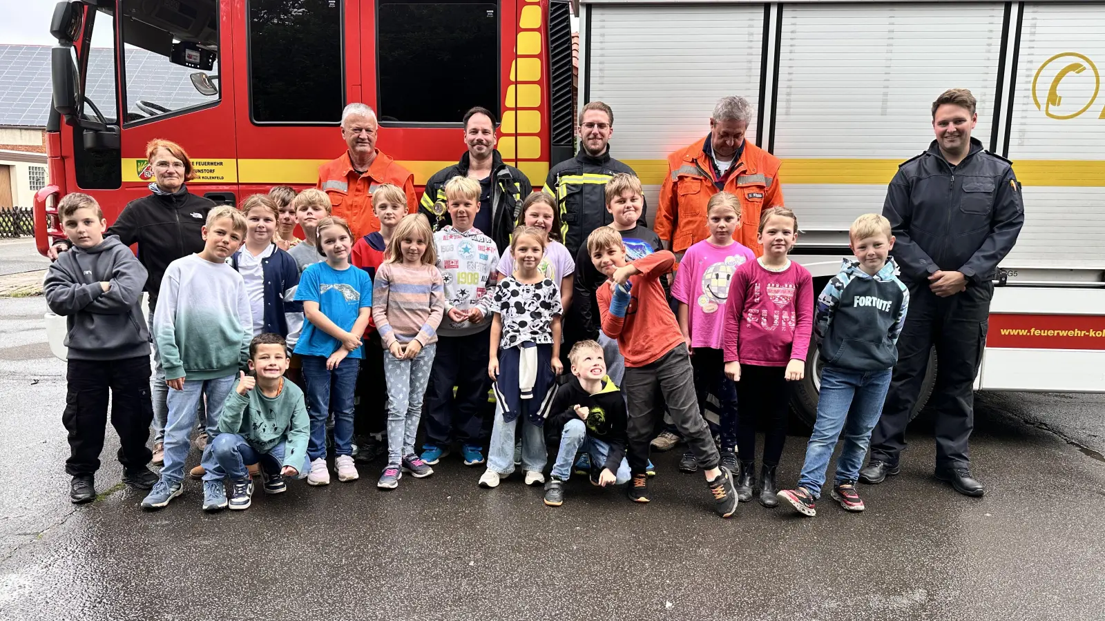 Bei der Feuerwehr: Die Schüler der dritten Klasse. (Foto: Feuerwehr)