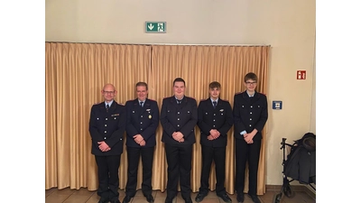 Die Beförderten und Geehrten (v. li.): Karsten Büsing, Jens Topp, Joop Hoenderdos, Mika Reiter und Marc Hoting. (Foto: privat)