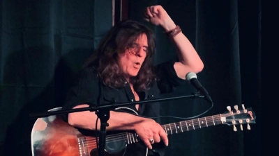 Mit Gitarre: Claude Bourbon. (Foto: privat)