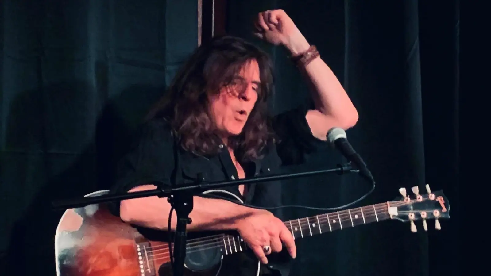 Mit Gitarre: Claude Bourbon. (Foto: privat)