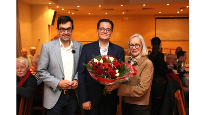 Der Ortsvereinsvorsitzende Jan-Philipp Beck (li.) und die Ratsvorsitzende Ulrike Koller gratulieren Lennart Conrad zur Wahl zum SPD-Bürgermeisterkandidaten. (Foto: bb)