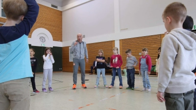 In der kleinen Turnhalle: Die Klasse 1b und Trainer Oliver Henneke. (Foto: tau)