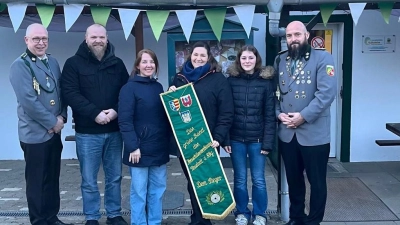 Mit dem grünen Band (v.li.): Rainer Erdmann, Ingo Hahne, Simone Behne, Stefanie Hecht, Mia Heitmüller und Andre Wenzig. (Foto: privat)