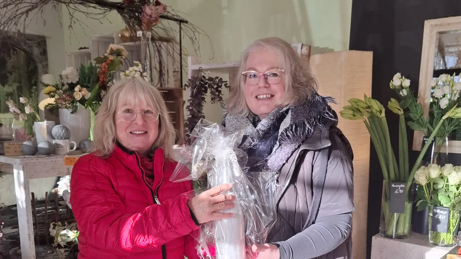 Präsent überreicht (v.li.): Elke Ulrich von der Laienspielgruppe Großenheidorn und Inhaberin Ilka Engelke. (Foto: privat)