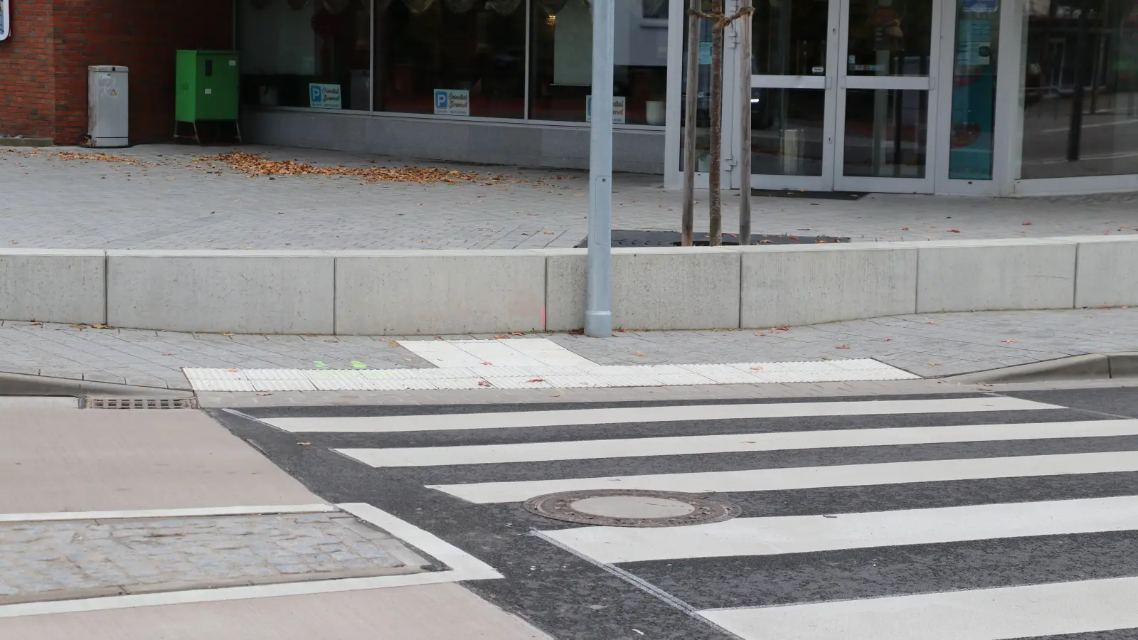 Der Zebrastreifen mündet auf dem neuen Fußweg.  (Foto: gi)