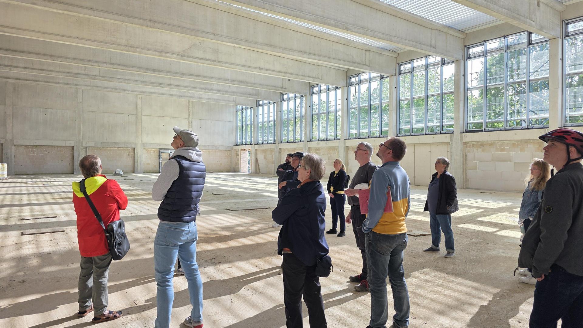 In der neuen Sporthalle: Die Mitglieder des Ortsrates. (Foto: tau)