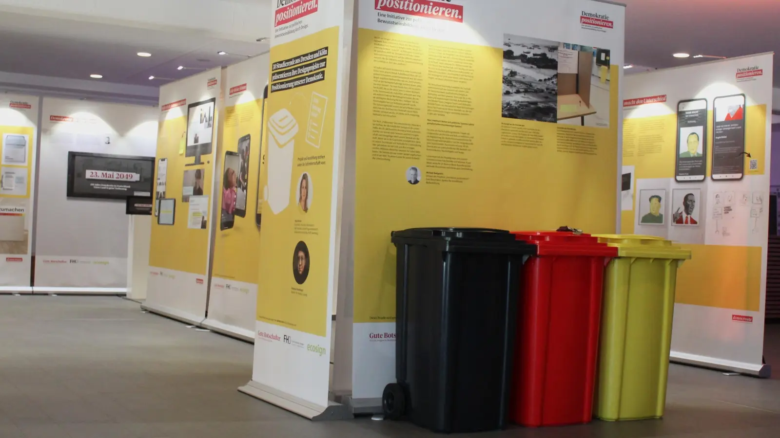 Ungewöhnlich und aussagekräftig: Ausstellung „Demokratie positionieren”. (Foto: wb)