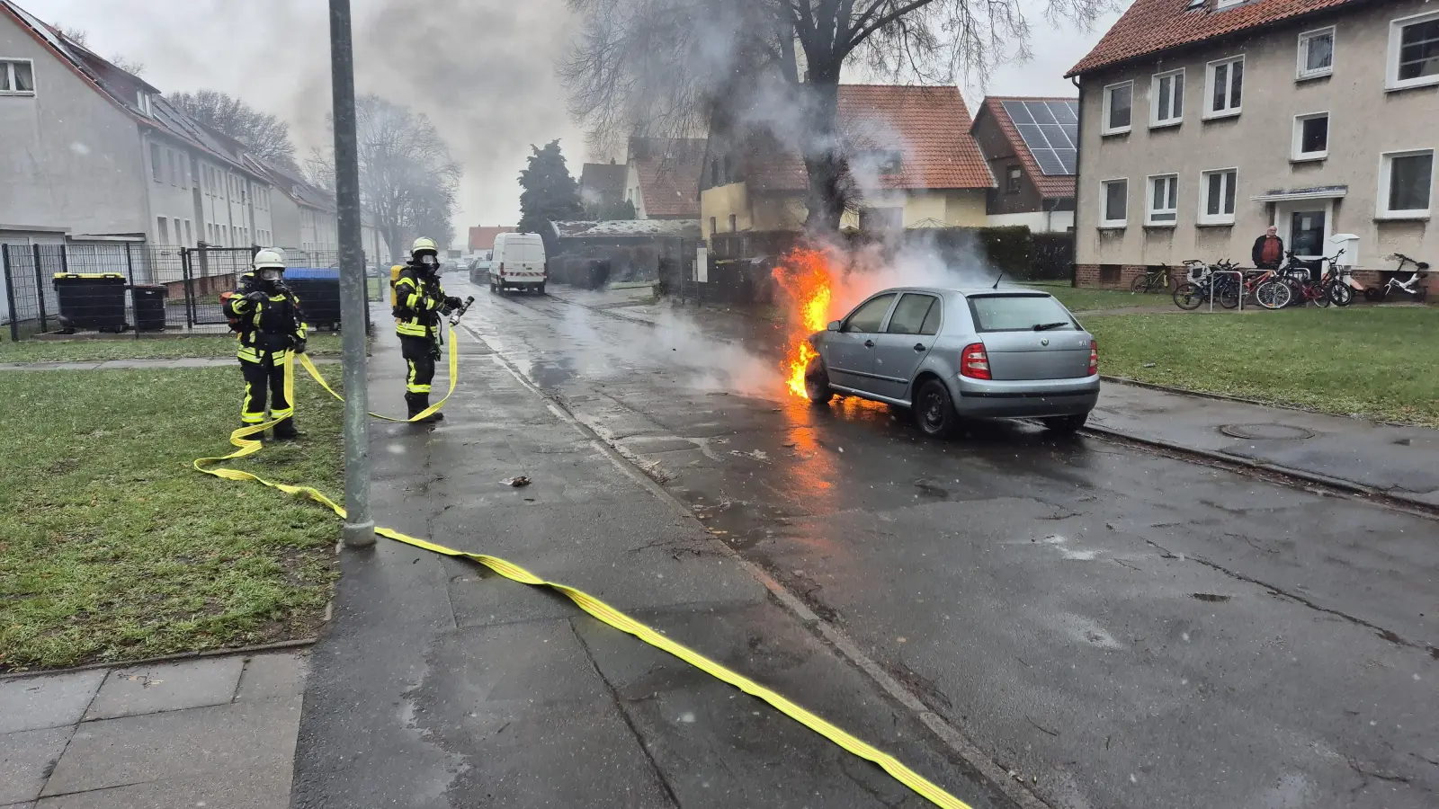 Vor Ort: Einsatzkräfte der Feuerwehr löschen den Brand. (Foto: Feuerwehr)