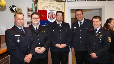 Der stellvertretende Stadtbrandmeister Benjamin Heidorn (v.li.) gratuliert Norman Brockhoff und Marcel Nellesen im Beisein von Robert Focke und Dennis Tatje zur Beförderung. (Foto: gi)