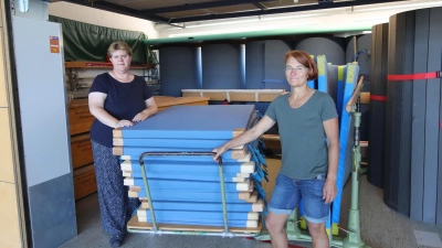 Zeigen den überfüllten Geräteraum: Schulleiterin Kristina Korsmeier und Sportlehrerin Katharina Biniok. (Foto: tau)