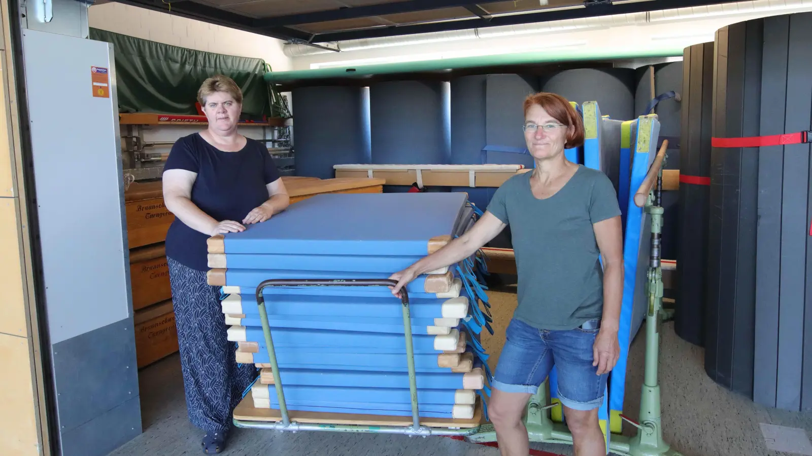 Zeigen den überfüllten Geräteraum: Schulleiterin Kristina Korsmeier und Sportlehrerin Katharina Biniok. (Foto: tau)
