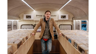 Michael Lohrmann zwischen seinen Schallplatten im Vinyl-Bus. (Foto: by Storkfoto)