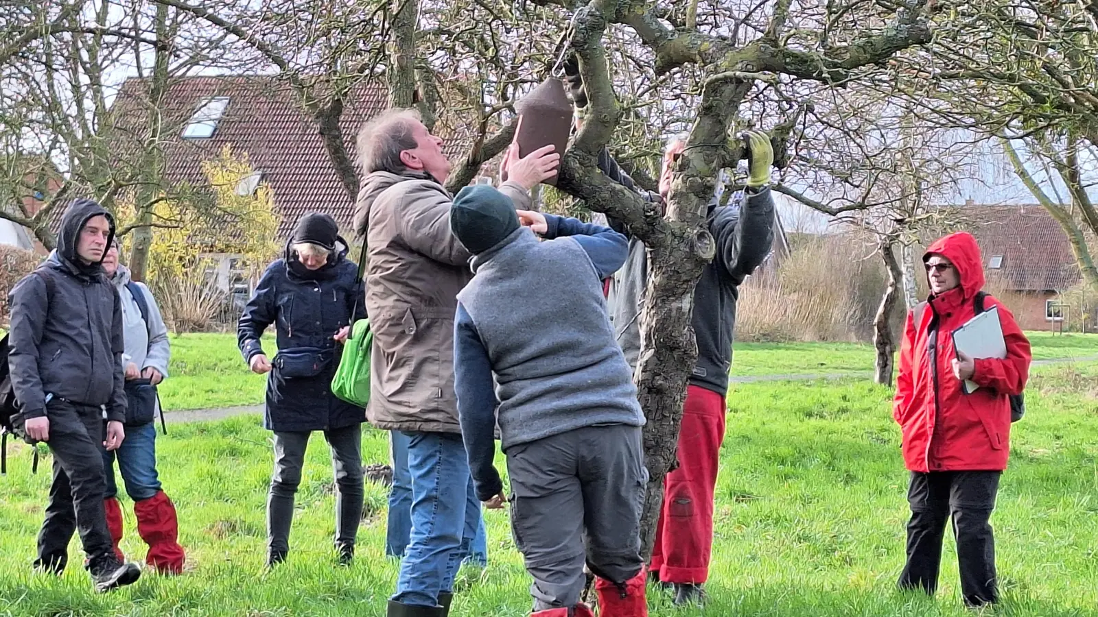 Aufhängung von Nistkästen als Lernfeld und praktisches Erleben von Artenschutz im Heimatverein Wunstorf. (Foto: gk)