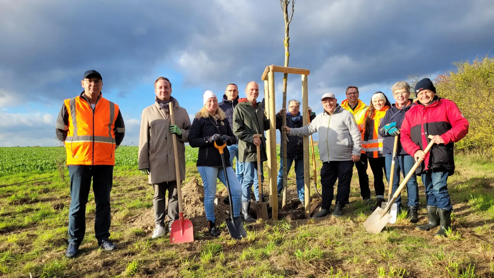 Haben gemeinsam angepackt (v.li.): Neben Franz Kühnen vom Baubetriebshof einige Mitglieder des Ortsrates sowie Mitarbeiter der Stadt. (Foto: privat)