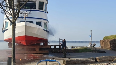 Im Hafen: Frühjahrsputz an der „Steinhude”. (Foto: wb)