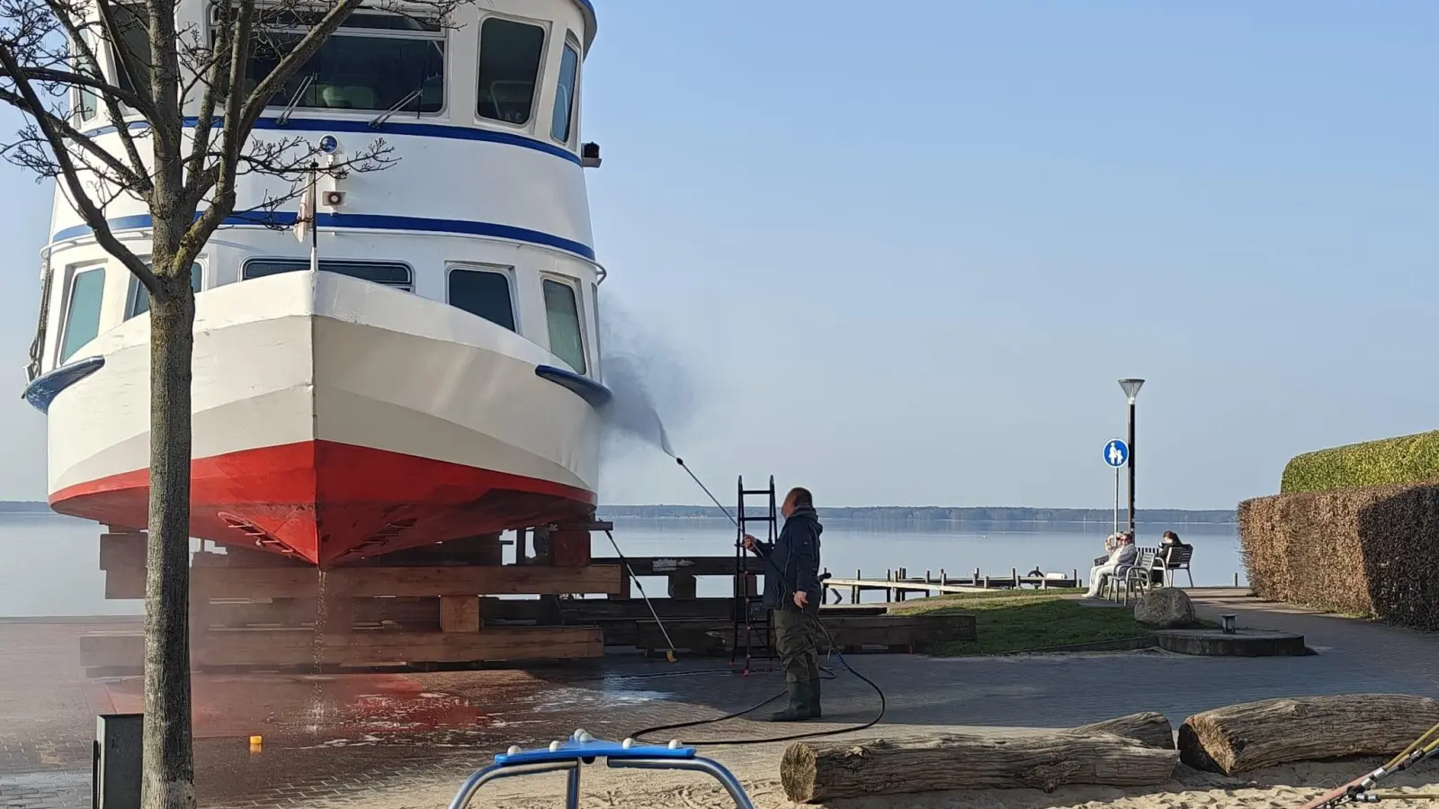 Im Hafen: Frühjahrsputz an der „Steinhude”. (Foto: wb)