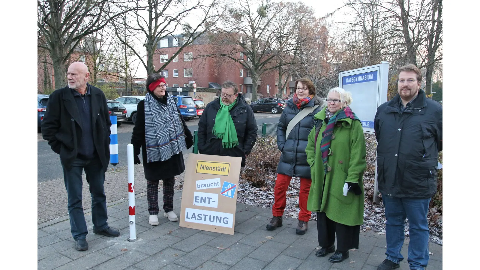 Angehörige der Bürgerinitiative Pro Umgehungsstraße B65 Nienstädt-Sülbeck zeigen vor der Kreistagssitzung ihre Argumente für den Umgehungsbau auf. Der Kreistag setzt jedoch mit großer Mehrheit ein Signal gegen die Fortsetzung der Planungen. (Foto: Borchers, Bastian)