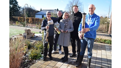 Hintere Reihe v.l.: Fabian Grote, Gerd Krome, Sparkasse Schaumburg, Geschäftsstelle Stadthagen. Vorn v.l.n.r.: Ingolf Kunze NABU, Anke Reichwald, Hospiz, Rolf Sundermeier NABU. (Foto: ab)