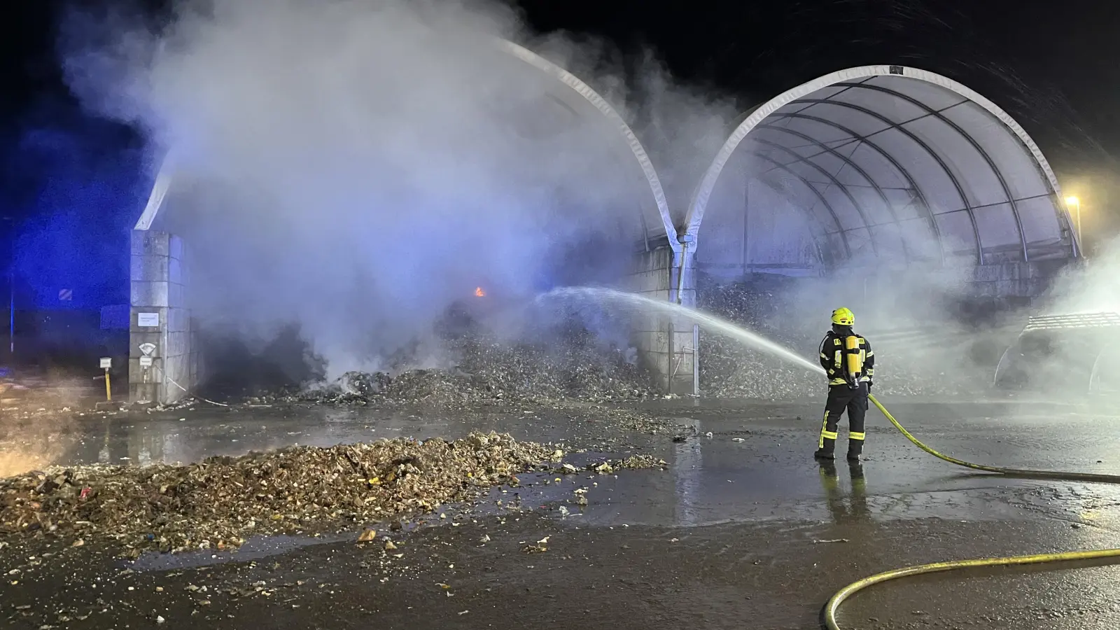 Bei den Löscharbeiten: Einsatzkräfte der Feuerwehr. (Foto: privat)