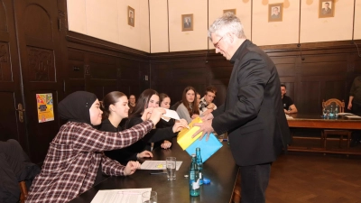 Wer wird Jugendbürgermeister oder Jugendbürgermeisterin: Die Mitglieder des Jugendparlaments wählen auf der konstituierenden Sitzung. (Archivbild: tau)