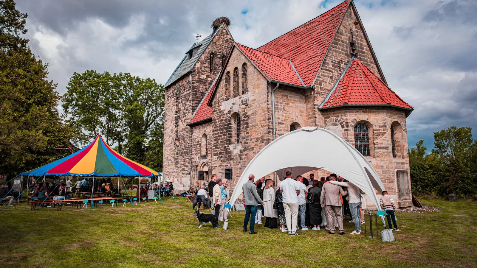 Vor historischer Kulisse: Das Tauffest rund um die Sigwardskirche. (Foto: privat)