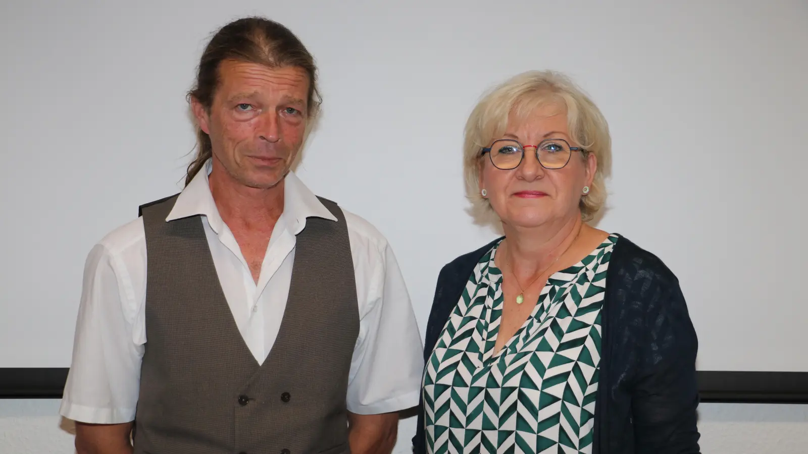 Die stellvertretende Bürgermeisterin Dagmar Hansing begrüßt das neue Ratsmitglied Oliver Laxner.  (Foto: gi)