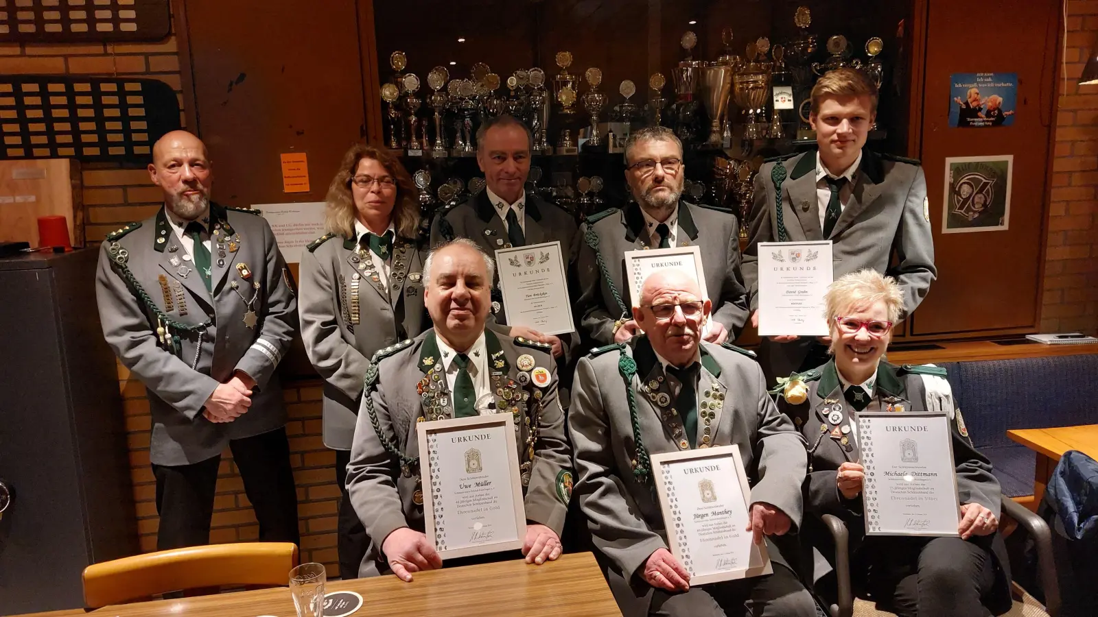 Mit den Geehrten (v.li.): Andreas Eckwert, Claudia Krebs, Uwe Müller, Tino Brücksken, Jürgen Manthey, Thorsten Fischer, Michaela Dittmann und David Grahn. (Foto: privat)