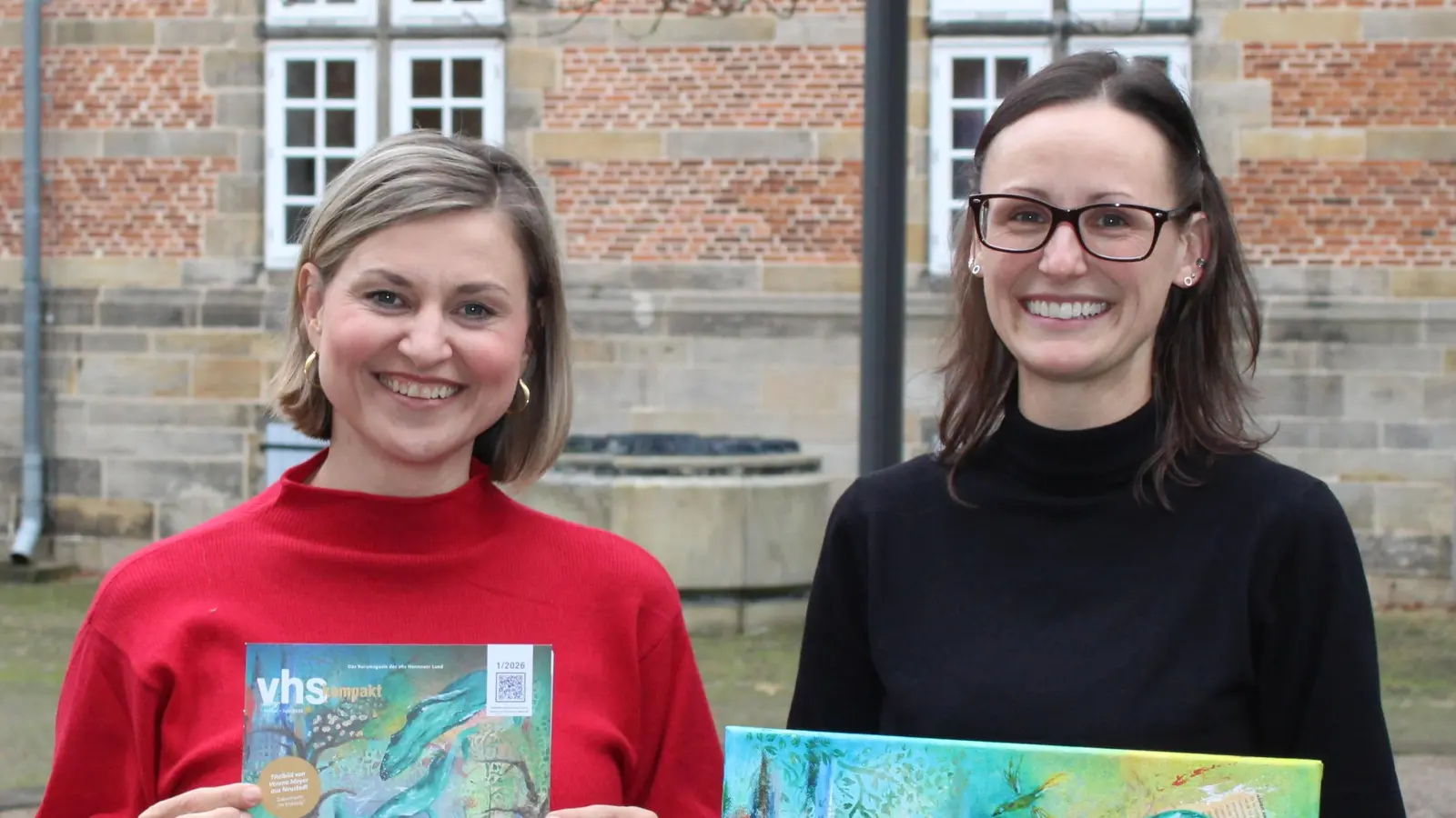 Mit Programm und Titelbild (v.li.): Die stellvertretende vhs-Geschäftsführerin Ina Tatje und die Neustädter Künstlerin Verena Meyer. (Foto: vhs Hannover Land)