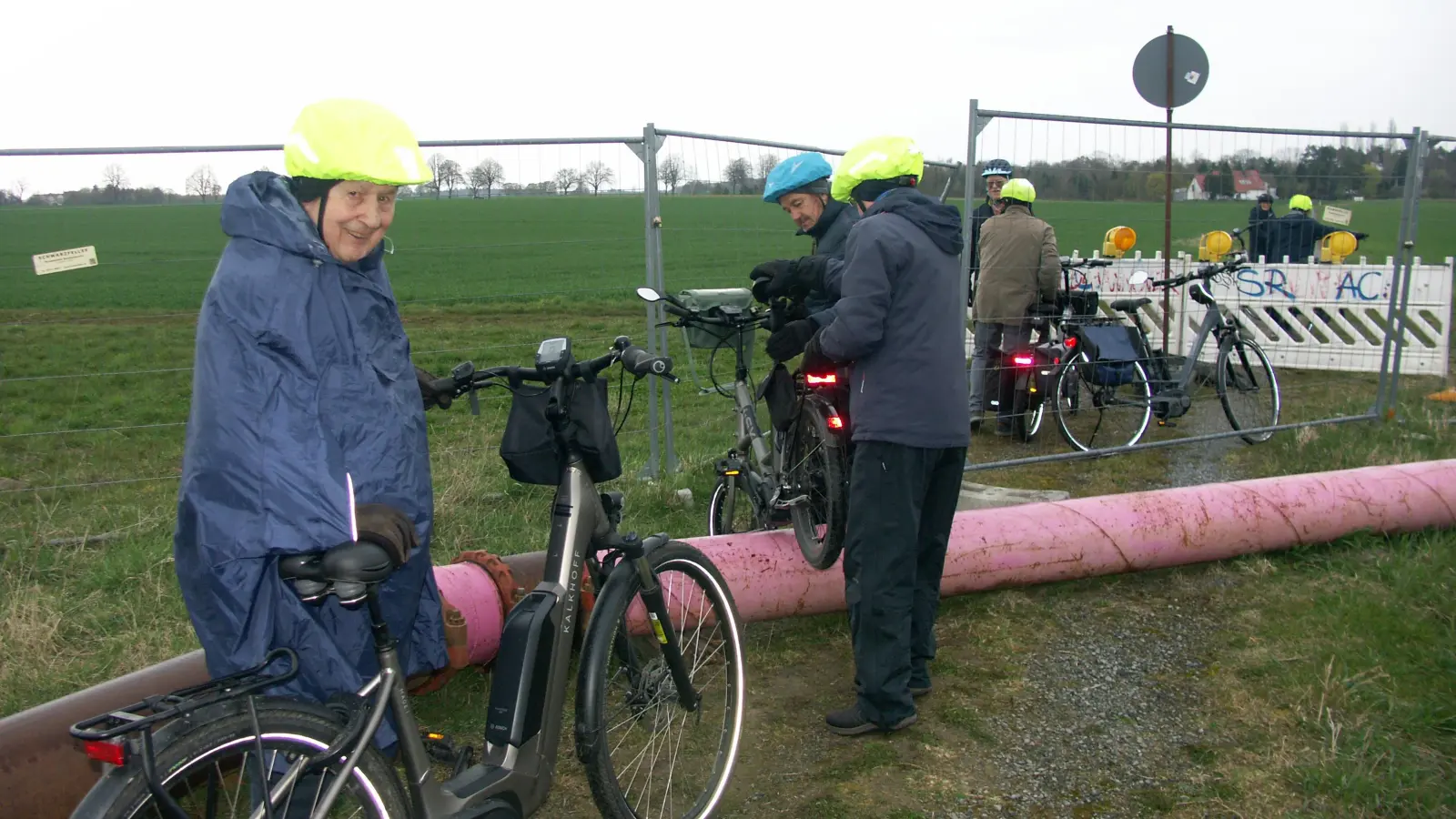 Rohre im Weg: Die Altherrenriege muss improvisieren. (Foto: privat)