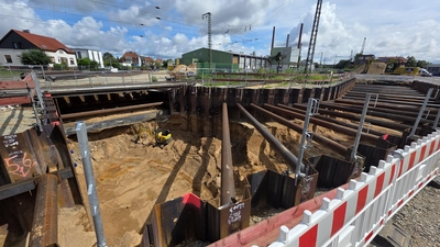 Spundwände gesetzt: Der Verlauf der neuen Unterführung ist bereits erkennbar.  (Foto: tau)