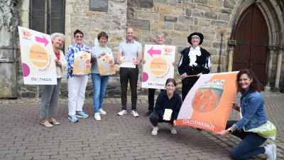 Freuen sich auf viele Besucher (v.l.n.r.): Sybill Richter-Hanßmann (St. Martini), Ilca Foraita, Juliane Djouimai, Torsten Richter (SMS), Oliver Theiß (Bürgermeister), Torsten Schmidt (Renaissance-Verein), knieend (v.l.): Ricarda Mohr, Claudia Schößler (Stadt Stadthagen). (Foto: ab)
