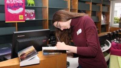 Jasmin Ciplak signiert ihre Autobiographie „Mit dem Blindenstock nach Togo“. (Foto: bb)