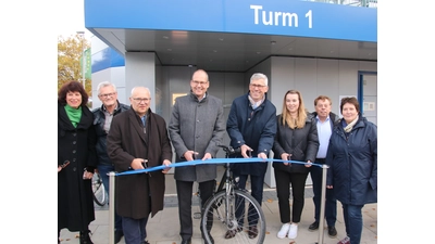 Bei der Einweihung (v.li.): Die Regionsabgeordneten Ute Lamla und Daniel Farnung, Ortsbürgermeister Thomas Silbermann, Ulf-Birger Franz, Carsten Piellusch, Projektleiterin Franziska Reitz sowie die Regionsabgeordneten Rolf-Axel Eberhardt und Frauke Meyer-Grosu.