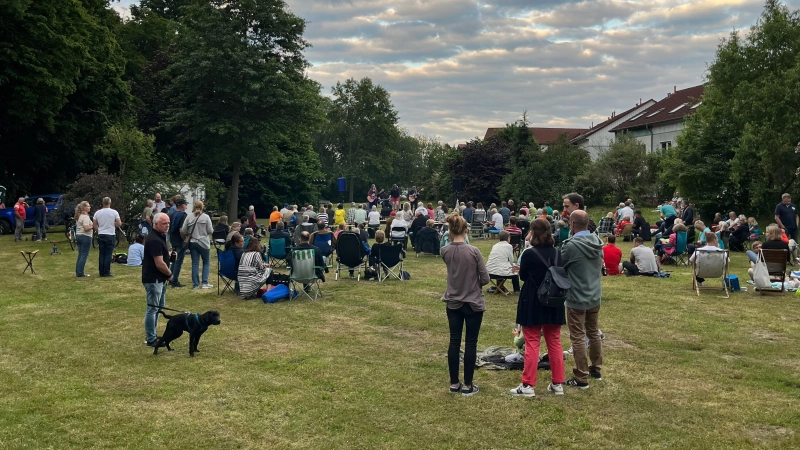 Eine Veranstaltung des Vereins KRuG: Zahlreiche Musikbegeisterte auf der Wiese neben dem Blumenauer Wäldchen.  (Archivbild: privat)