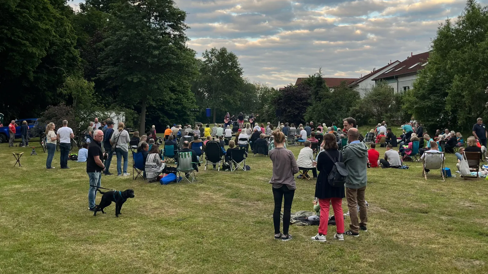 Eine Veranstaltung des Vereins KRuG: Zahlreiche Musikbegeisterte auf der Wiese neben dem Blumenauer Wäldchen.  (Archivbild: privat)