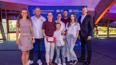 Sterne des Sports: Preisverleihung mit der Hannoversche Volksbank im Expowal und Vertretern des ASV Wunstorf Südaue. (Foto: Axel Herzig)