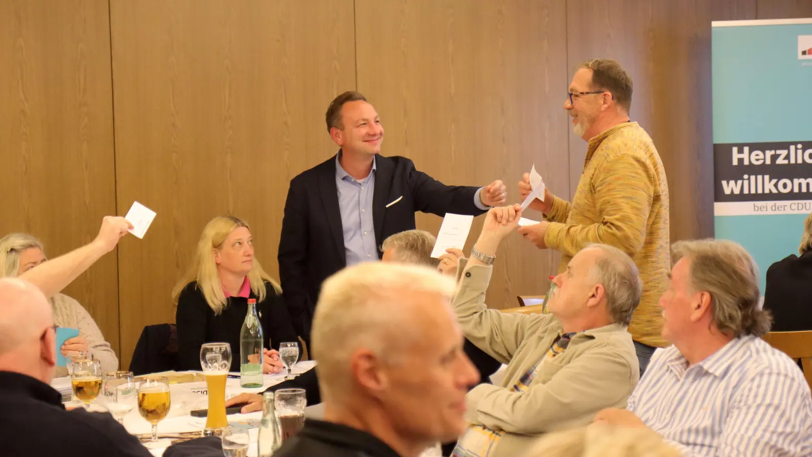 Gibt den Stimmzettel ab: Der Vorsitzende des Stadverbandes, Martin Pavel. (Foto: tau)