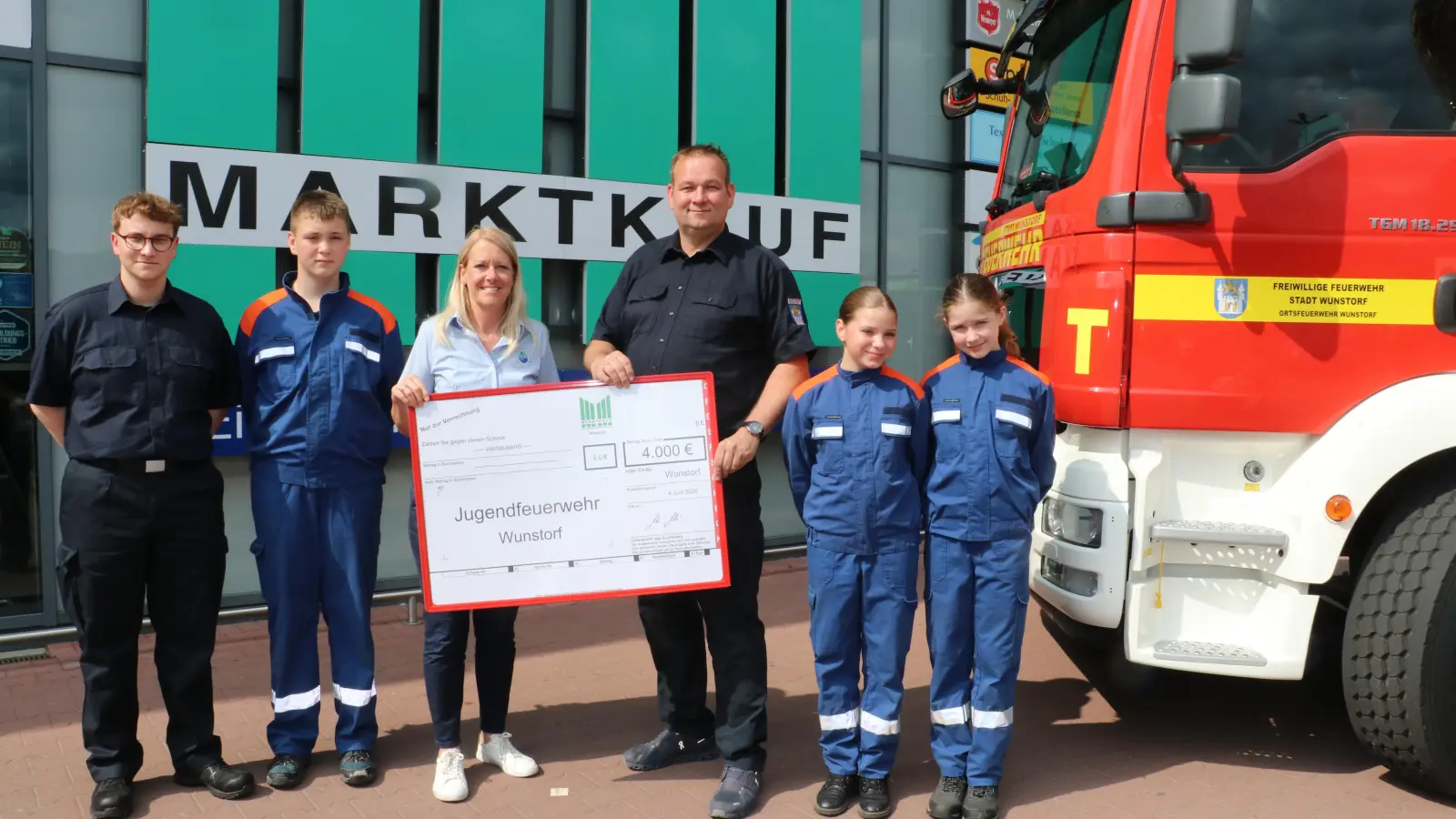 Bei der Übergabe (v.li.): Pascal und Leon von der Jugendfeuerwehr, Ortsbrandmeister Sven Möllmann und Maria Mercé sowie Isabel und Ella von der Kinderfeuerwehr. (Foto: gi)