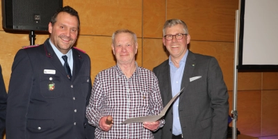 Ehrung (v.li.): Robert Focke, Uwe Lahmsen (50 Jahre förderndes Mitglied) und Bürgermeister Carsten Piellusch. (Foto: gi)
