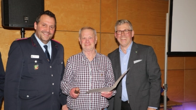 Ehrung (v.li.): Robert Focke, Uwe Lahmsen (50 Jahre förderndes Mitglied) und Bürgermeister Carsten Piellusch. (Foto: gi)