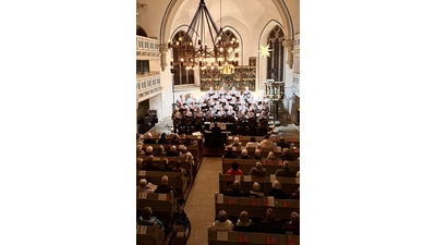 Der „Liederkranz” Enzen-Hobbensen erntet beim Auftritt in Meerbeck begeisterten Applaus.  (Foto: privat)