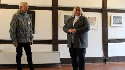 Nimmt auch gerne an Verastaltungen teil: Ortsbürgermeisterin Christiane Schweer (re.) bei einer Austellungseröffnung in der Kunstscheune. (Foto: wb)