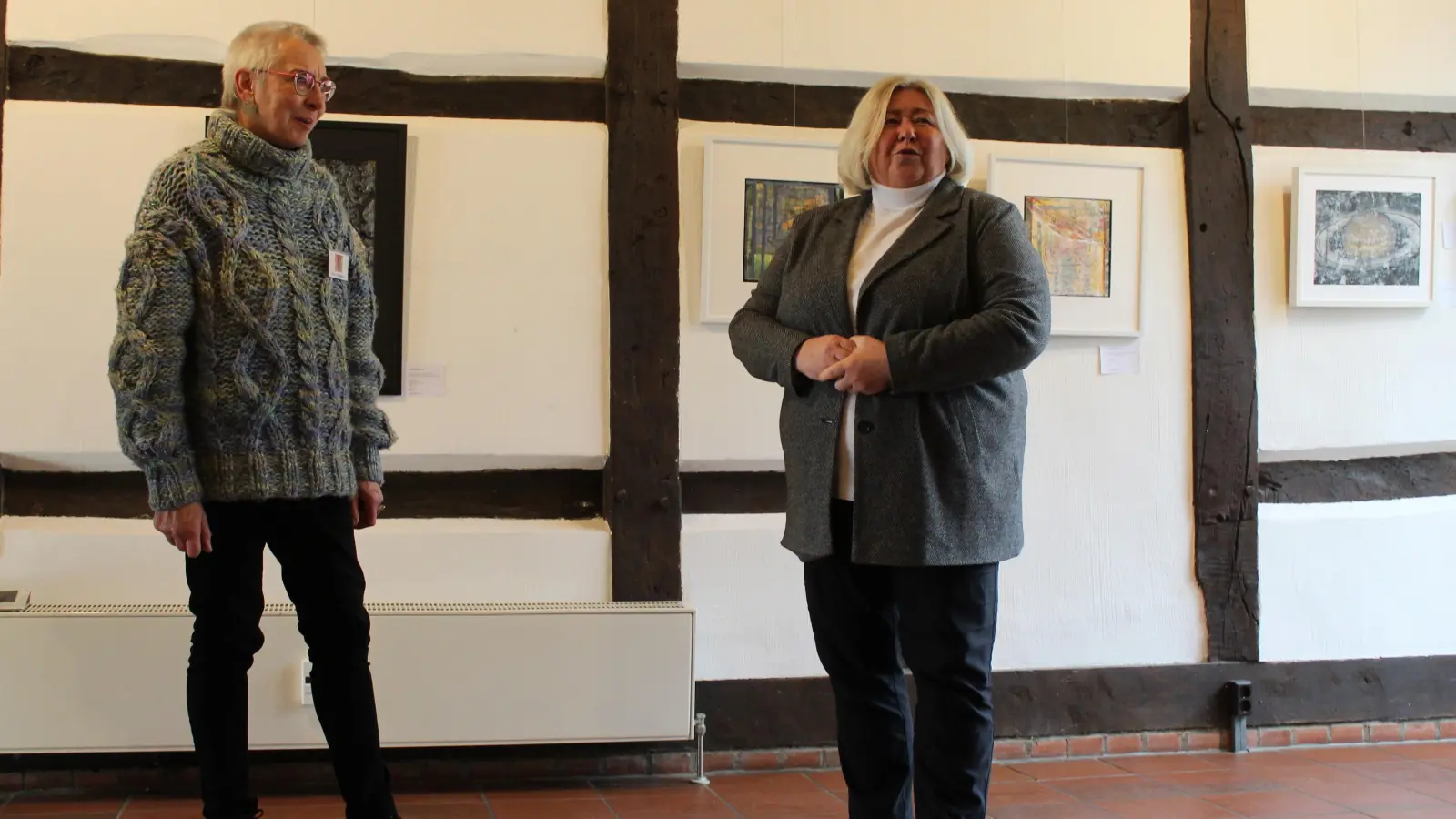 Nimmt auch gerne an Verastaltungen teil: Ortsbürgermeisterin Christiane Schweer (re.) bei einer Austellungseröffnung in der Kunstscheune. (Foto: wb)