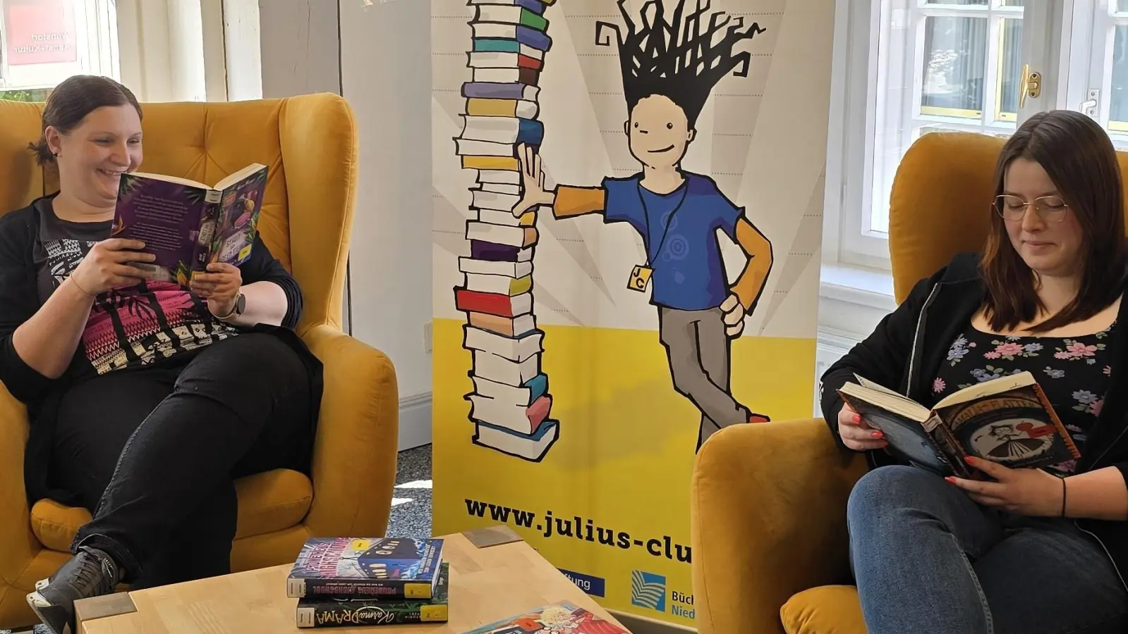 Blättern in Büchern: Die Ansprechpartnerinnen Ann-Christin Mehnert (li.) und Jacqueline Schmidt. (Foto: privat)
