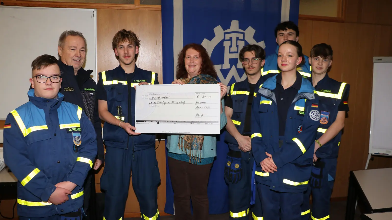 Mit Spendenscheck: Petra Hartwigsen überreicht 300 Euro an die THW-Jugend. (Foto: gi)