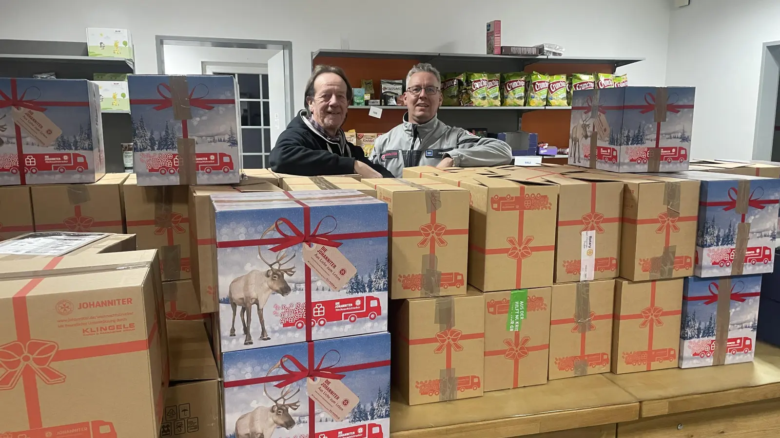 Bei der Übergabe der Pakete im Tafelhaus (v.li.): Frank Löffler und Christian Hoffer. (Foto: Johanniter)